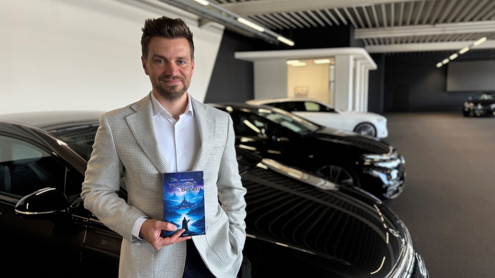 Bastian Grabe mit Buch - quer